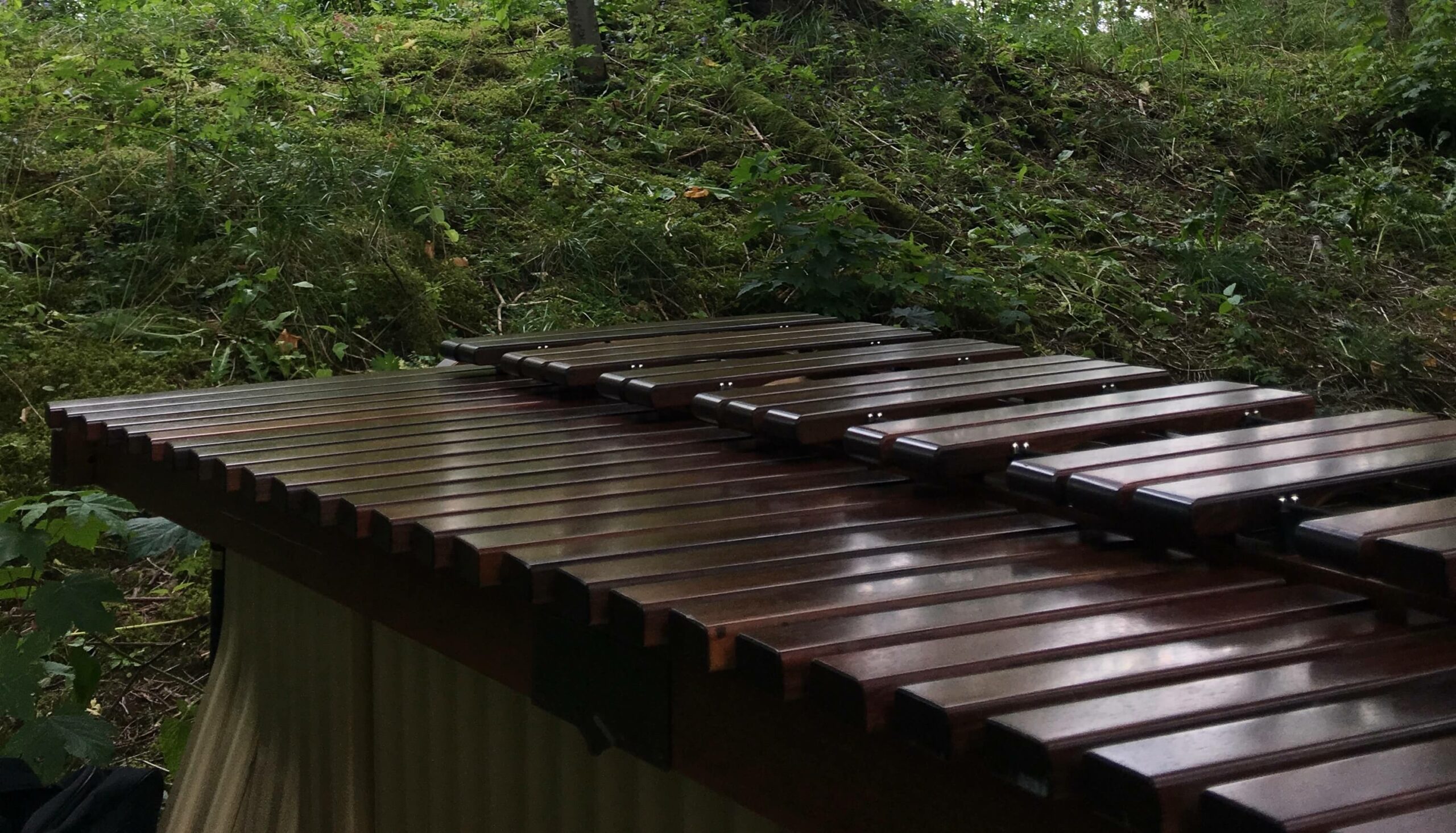 En marimba sedd snett uppifrån